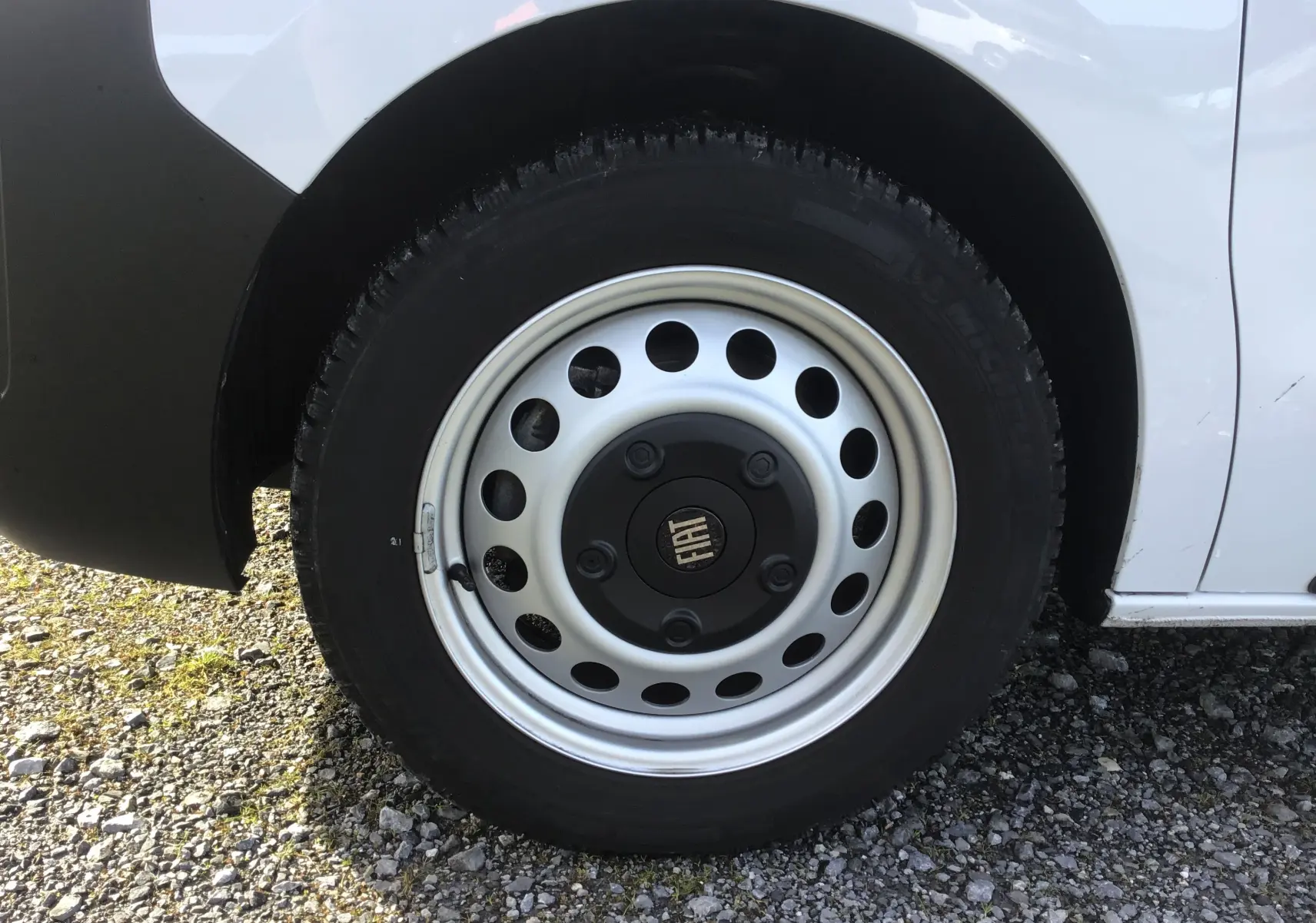 Gros plan sur la roue avant droite blanche du FIAT Scudo Fourgon 2024 avec jante acier et logo central noir.