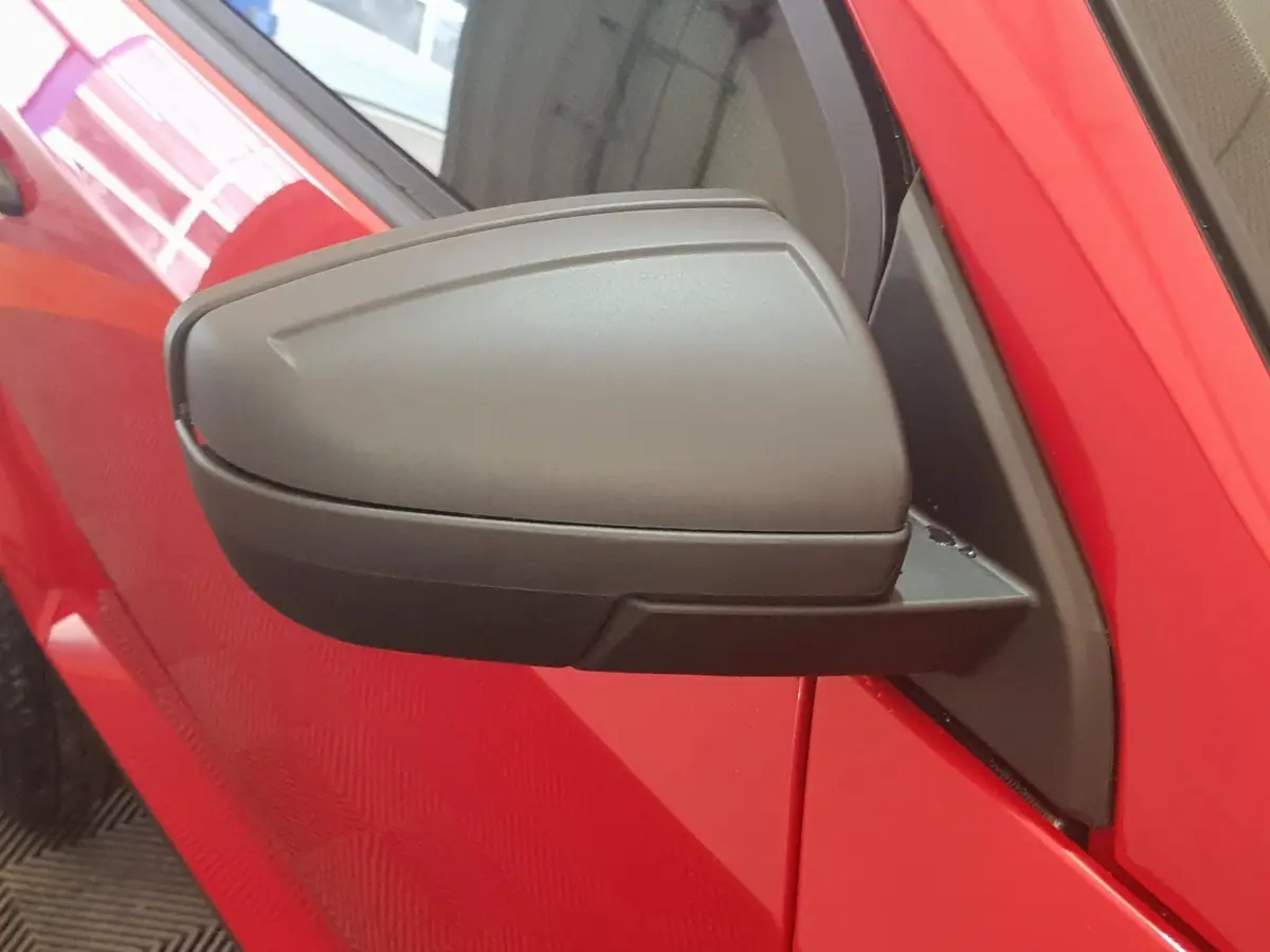 Rétroviseur côté gauche noir mat sur Aixam Ambition 0.5 City Pack rouge vue rapprochée du côté conducteur.