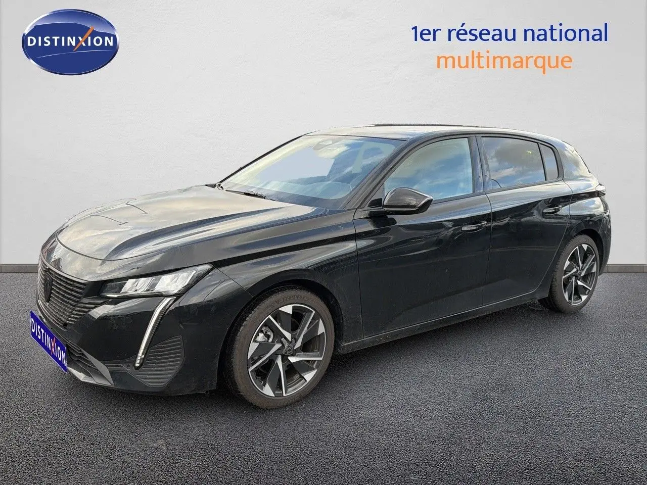 Peugeot 308 1.2 Hybrid 145ch noir métal vue 3/4 avant côté gauche sur fond neutre.