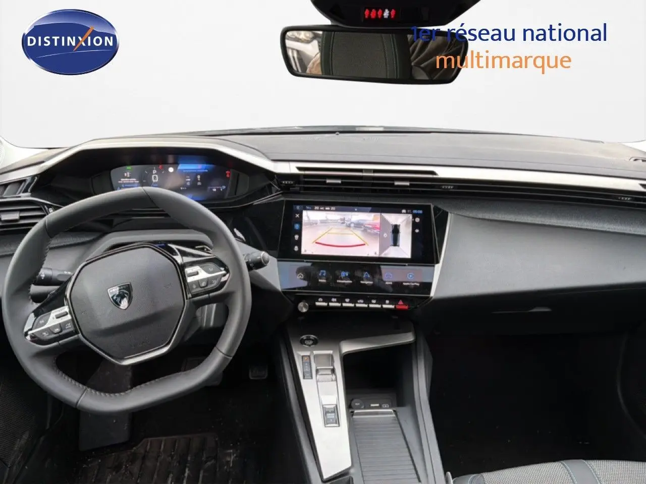 Vue intérieure avant du tableau de bord noir de la Peugeot 308 1.2 Hybrid 145ch avec écran tactile et volant multifonction.