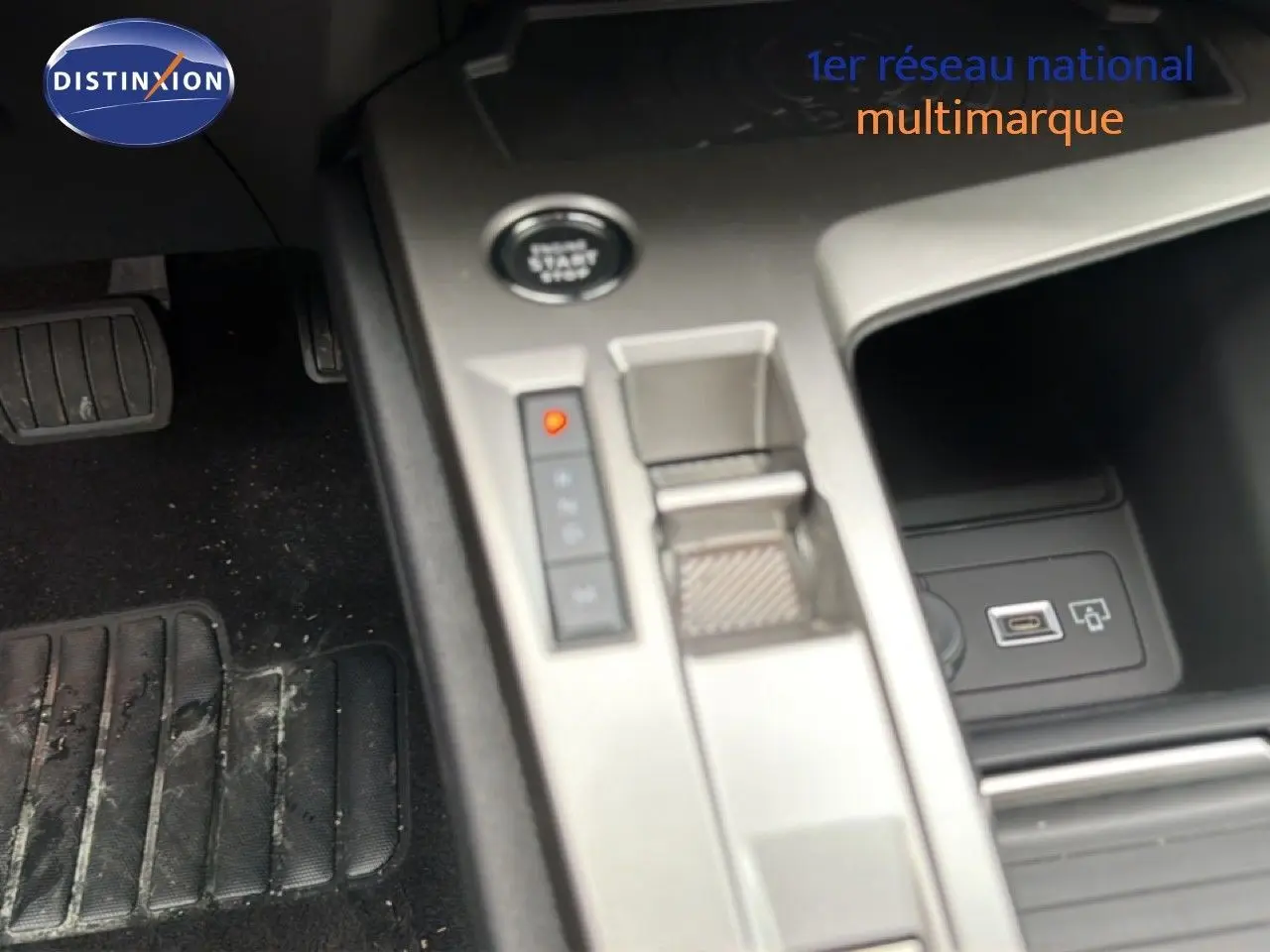 Gros plan sur la console centrale de la Peugeot 308 1.2 Hybrid 145ch Allure, avec bouton start/stop et prise USB visible.