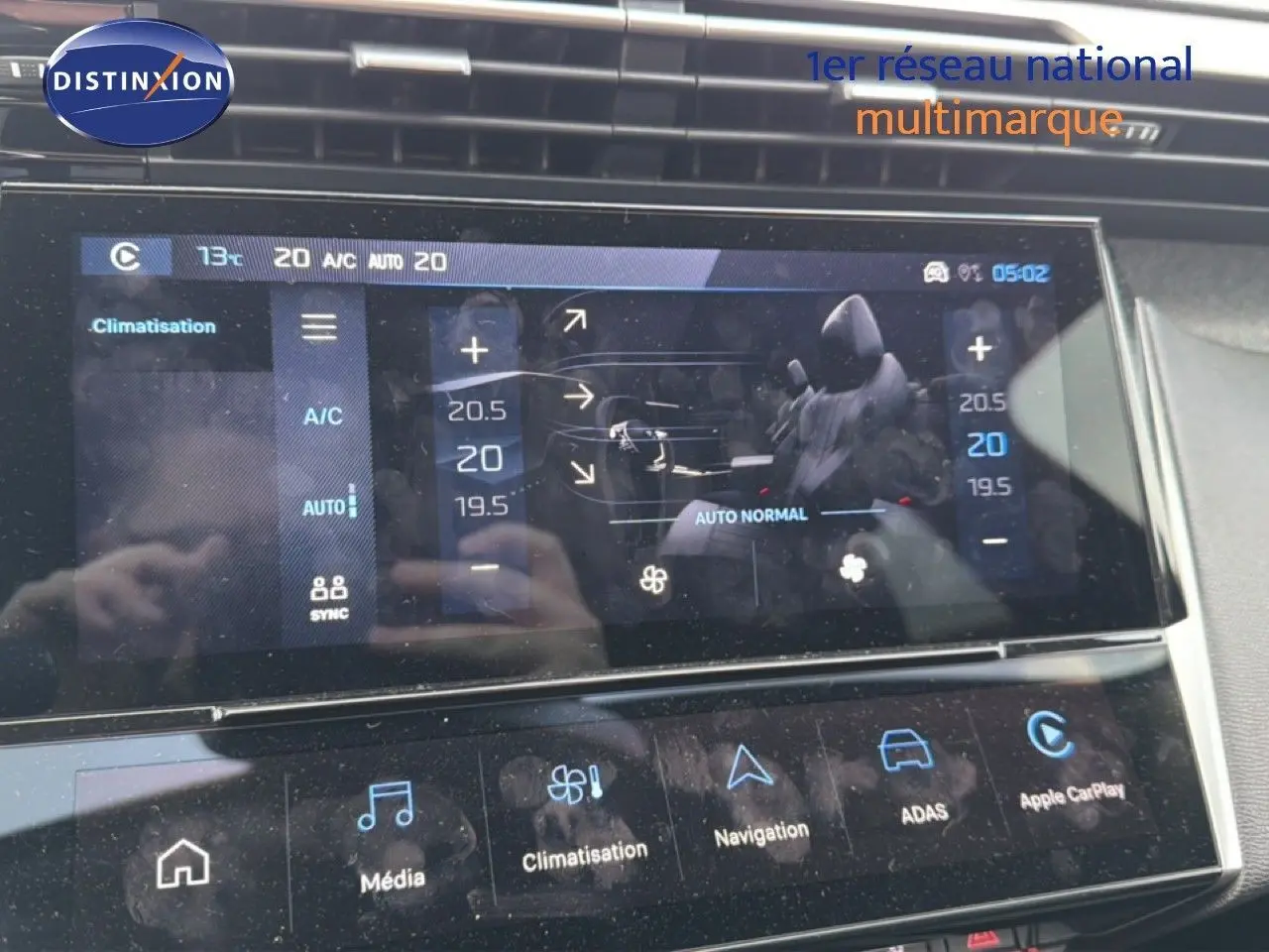 Écran tactile central de la Peugeot 308 noir métal 2025 montrant les réglages de climatisation et multimédia.