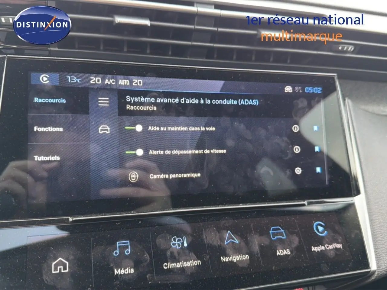 Écran tactile intérieur de la Peugeot 308 noir métal, affichant les aides à la conduite et la climatisation.