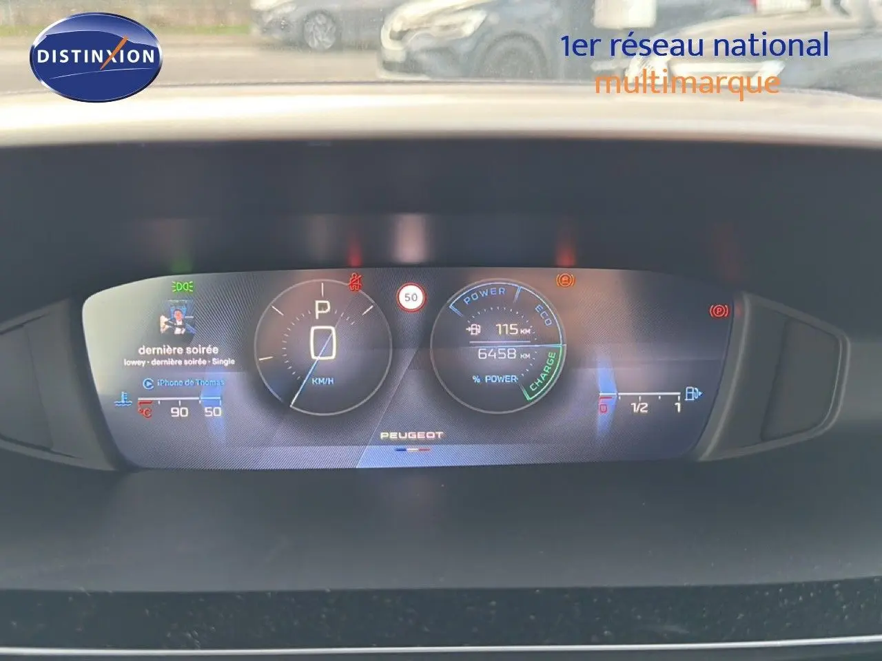 Tableau de bord numérique de Peugeot 308 hybride noir, affichant vitesse, autonomie et informations multimédia.