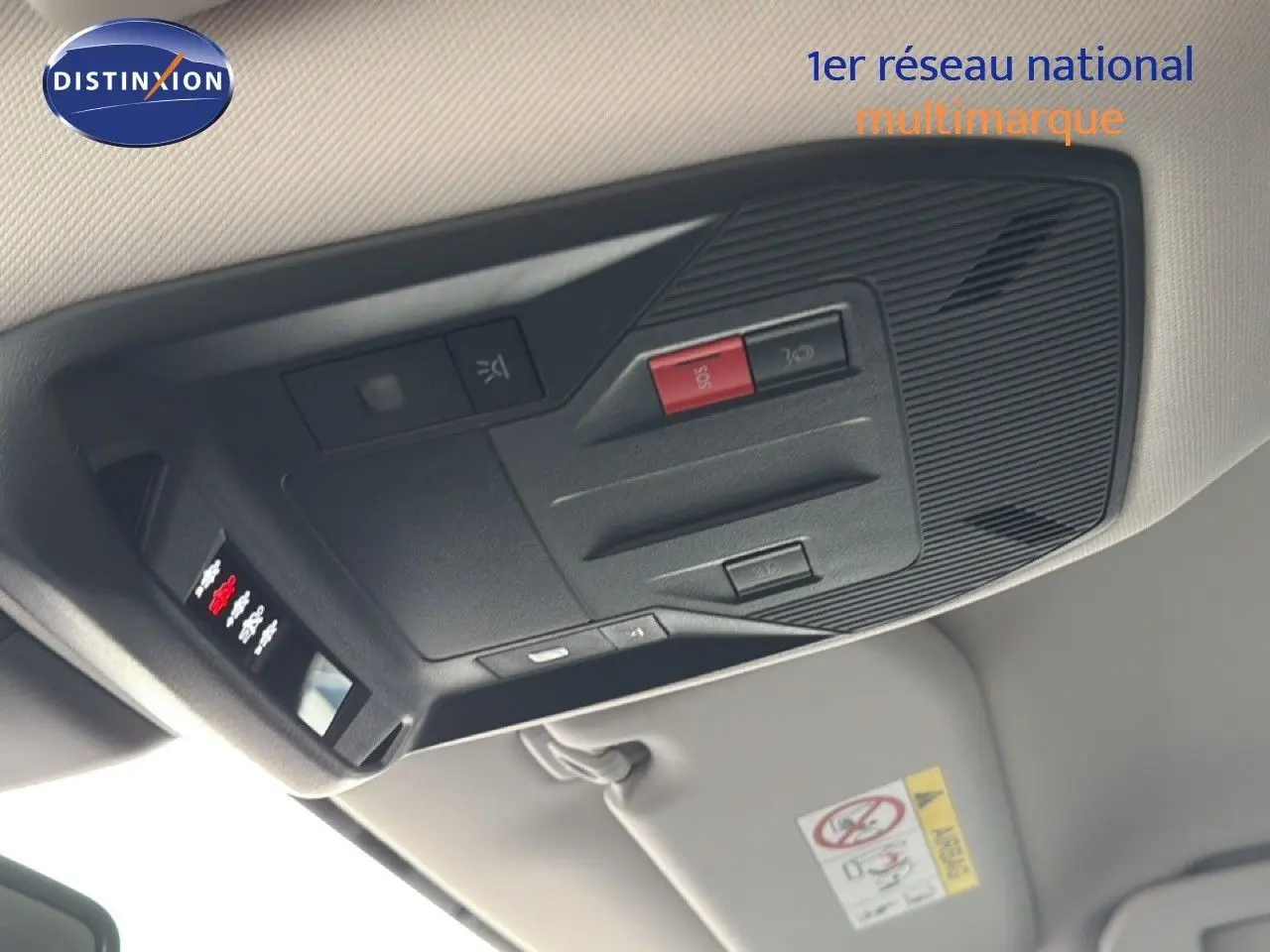 Vue intérieure en gros plan du plafonnier avec commandes et alerte SOS de la Peugeot 308 hybride 2025.