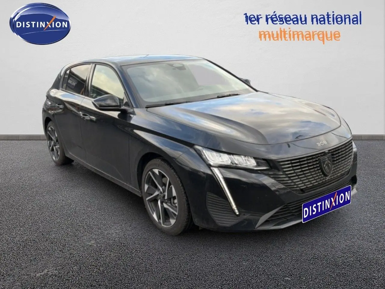 Peugeot 308 noir métal vue 3/4 avant droit, mettant en valeur la calandre moderne et les phares LED distinctifs.