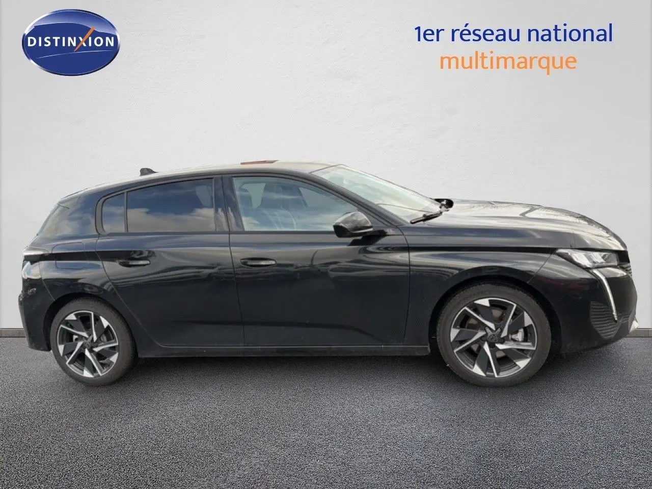 Vue de profil côté gauche d'une Peugeot 308 noire métal 2025 avec jantes alliage et lignes modernes.