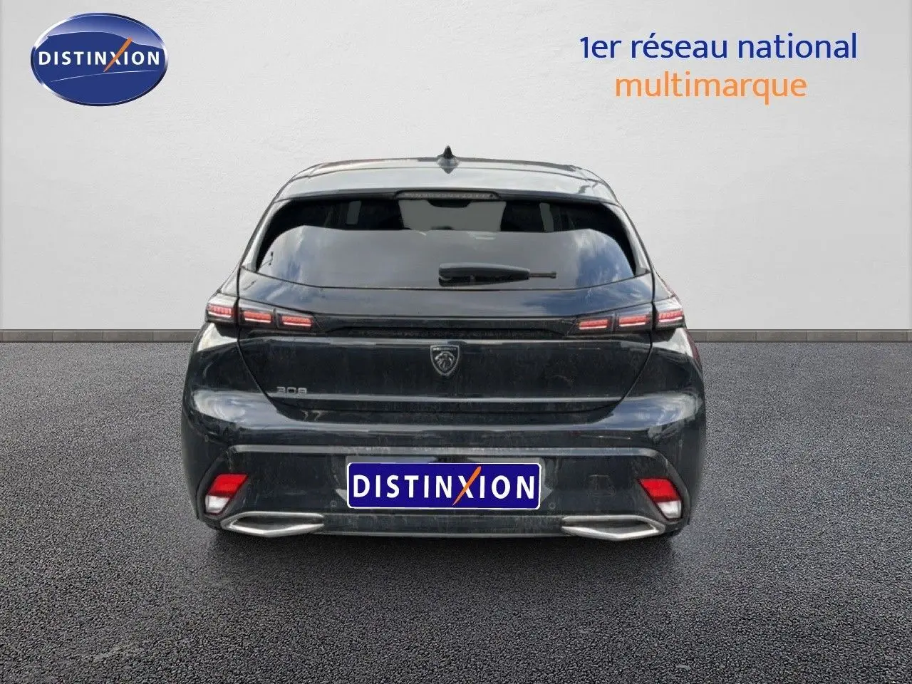 Vue arrière d'une Peugeot 308 noire métal 2025 avec feux LED et double sortie d'échappement intégrée.