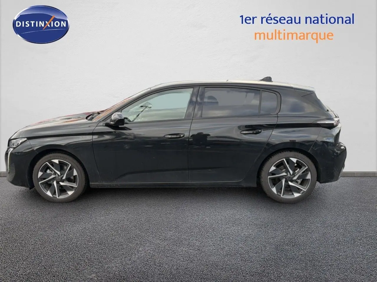 Vue de profil côté gauche d'une Peugeot 308 noire métal, avec jantes alliage et lignes modernes épurées.