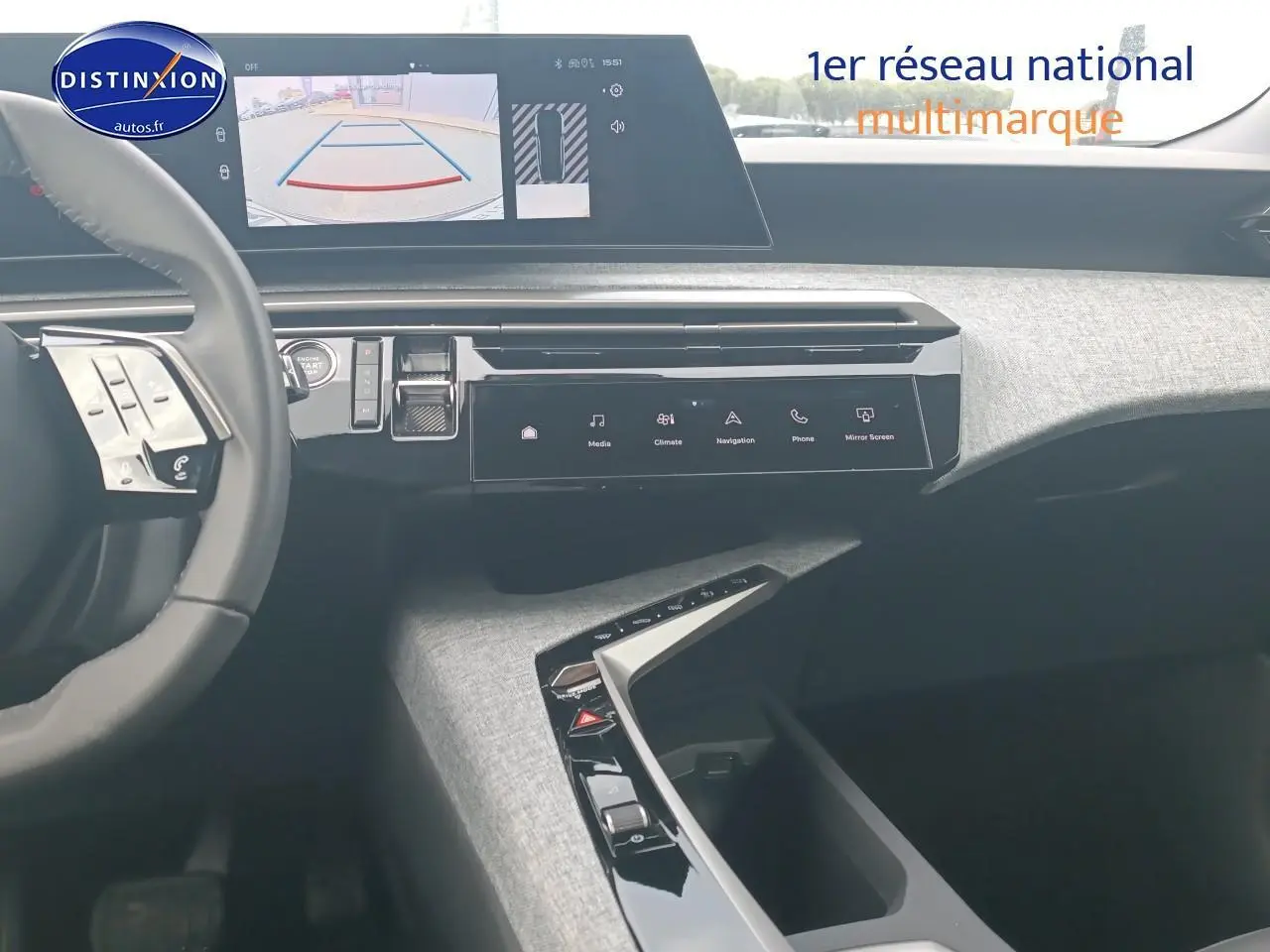 Intérieur du Peugeot 3008 1.2 hybrid 145 allure 2025, vue du tableau de bord avec écran tactile et volant multifonction.