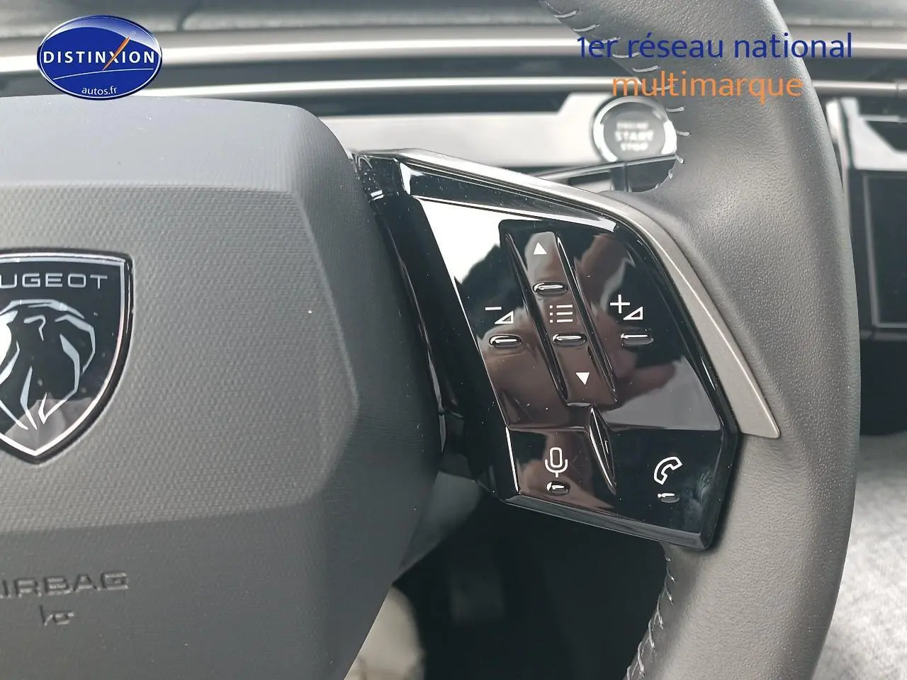Gros plan sur le volant cuir multifonction côté droit avec commandes audio et téléphone du Peugeot 3008 bleu 2025.