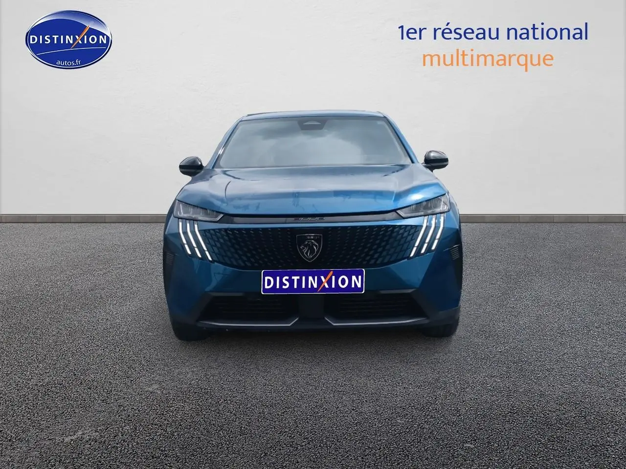 Vue frontale d'un Peugeot 3008 bleu 2025 avec feux LED caractéristiques et calandre noire texturée.