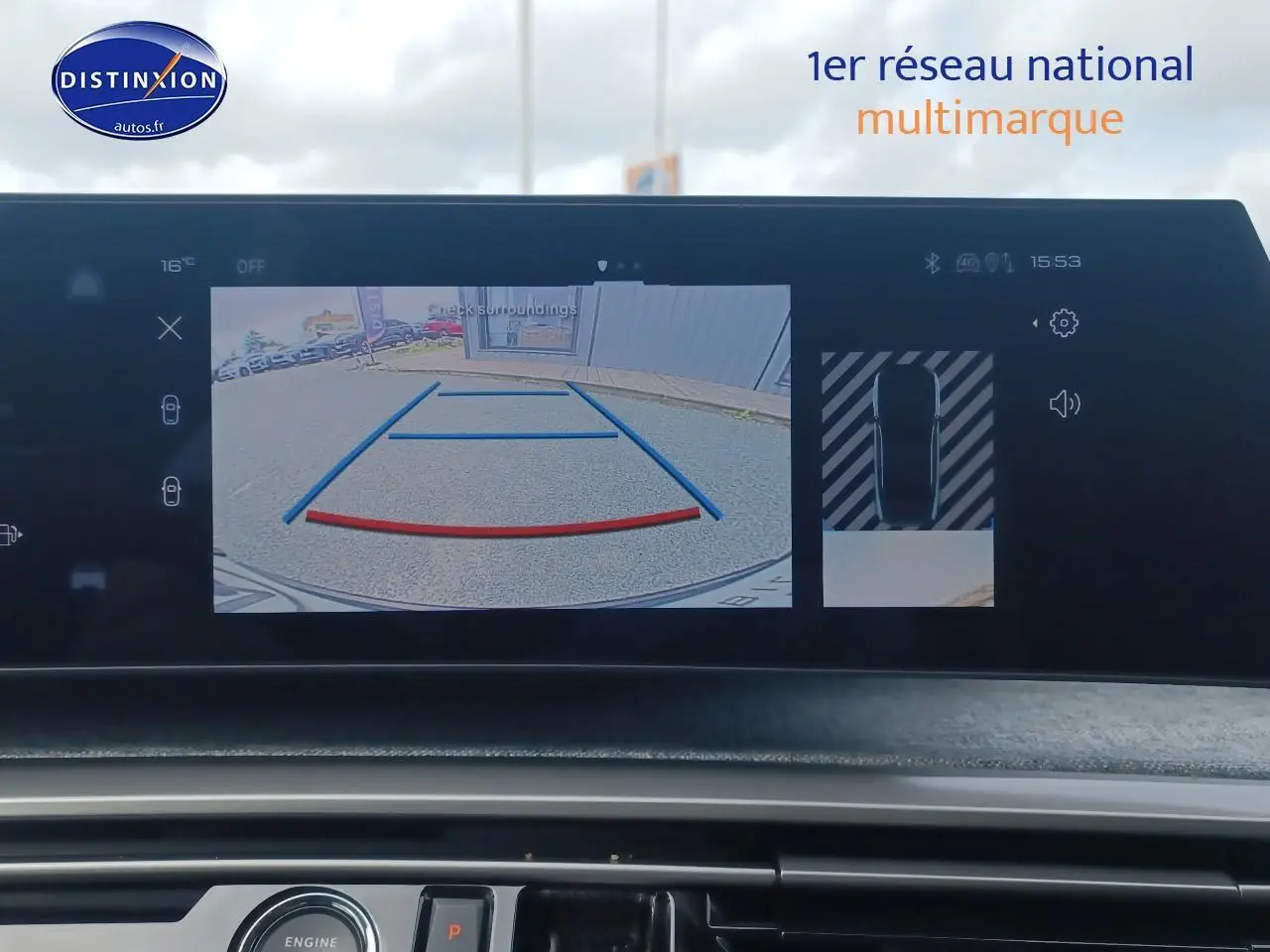 Écran tactile intérieur montrant la caméra de recul du Peugeot 3008 bleu, vue de face sur le tableau de bord.