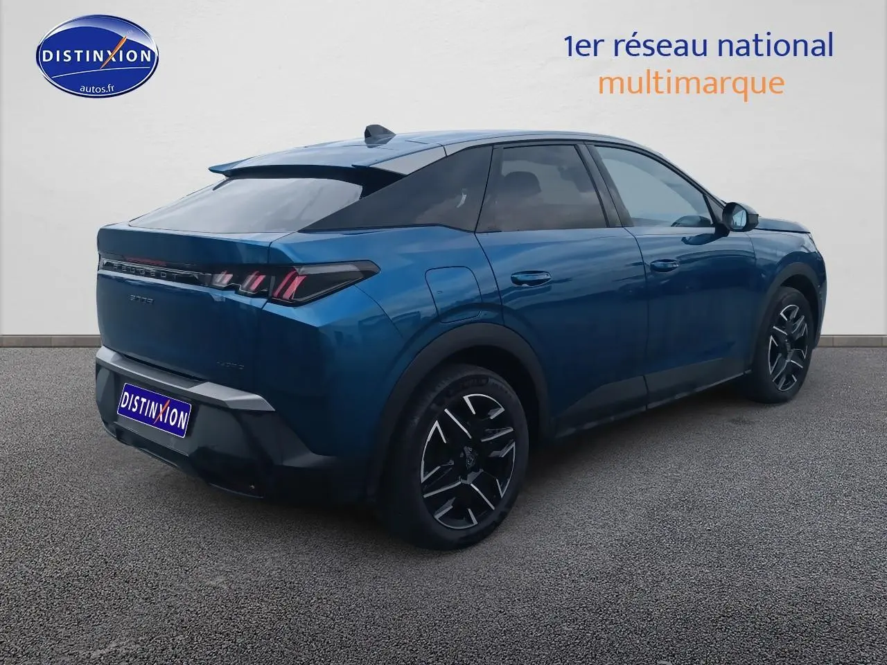 Peugeot 3008 bleu vue 3/4 arrière droit, jantes alu noires et feux arrière LED distinctifs.