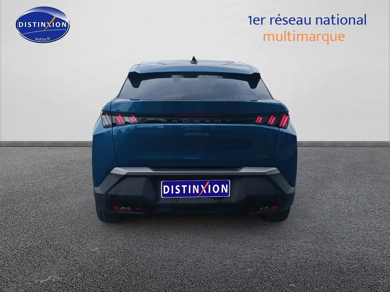 Vue arrière d'un Peugeot 3008 bleu 2025 avec feux LED distinctifs et becquet arrière noir.