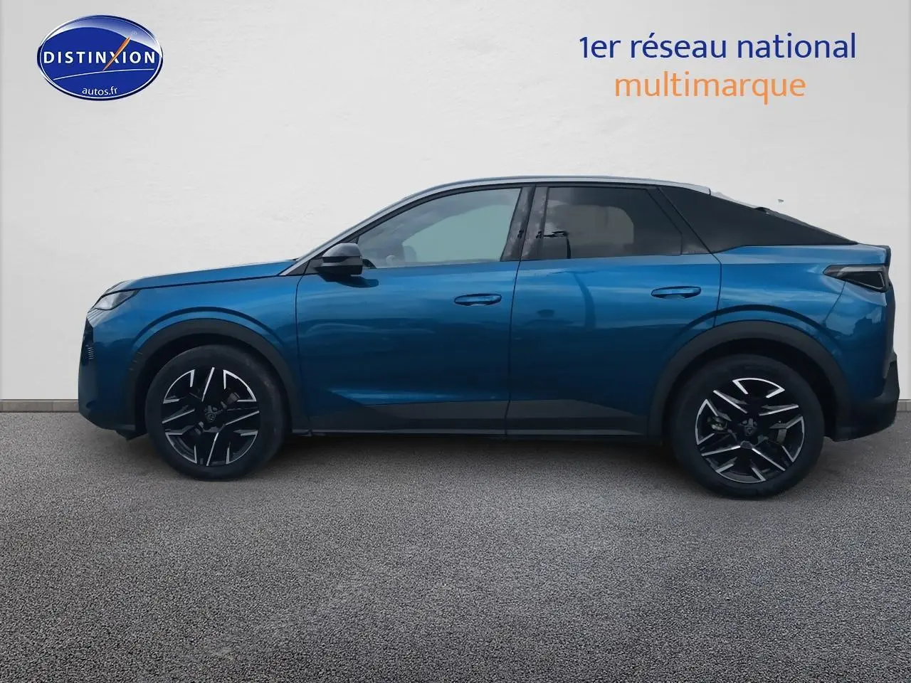 Peugeot 3008 bleu en profil côté gauche, avec jantes alliage noires et toit noir contrasté.