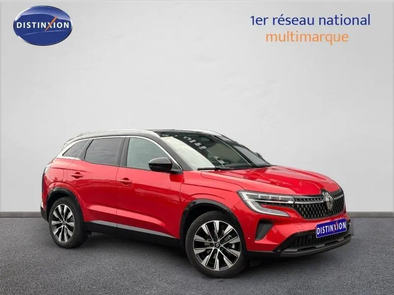Renault Austral Rouge Flamme en 3/4 avant droit, soulignant ses lignes dynamiques et ses jantes alliage distinctives.