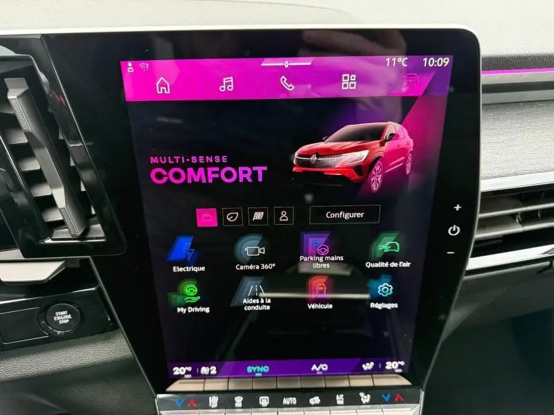 Écran tactile central du Renault Austral 2025 affichant le mode Multi-Sense Confort avec illustration du SUV rouge flamme en 3/4 avant.