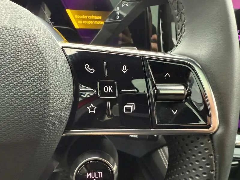 Détail du côté droit du volant du Renault Austral 2025 avec commandes tactiles et molette intégrée.