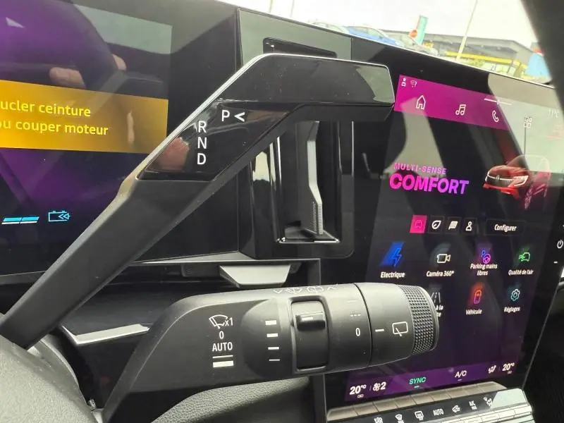 Gros plan sur la console centrale et le levier de vitesses du Renault Austral Rouge Flamme 2025, affichage numérique en mode confort.