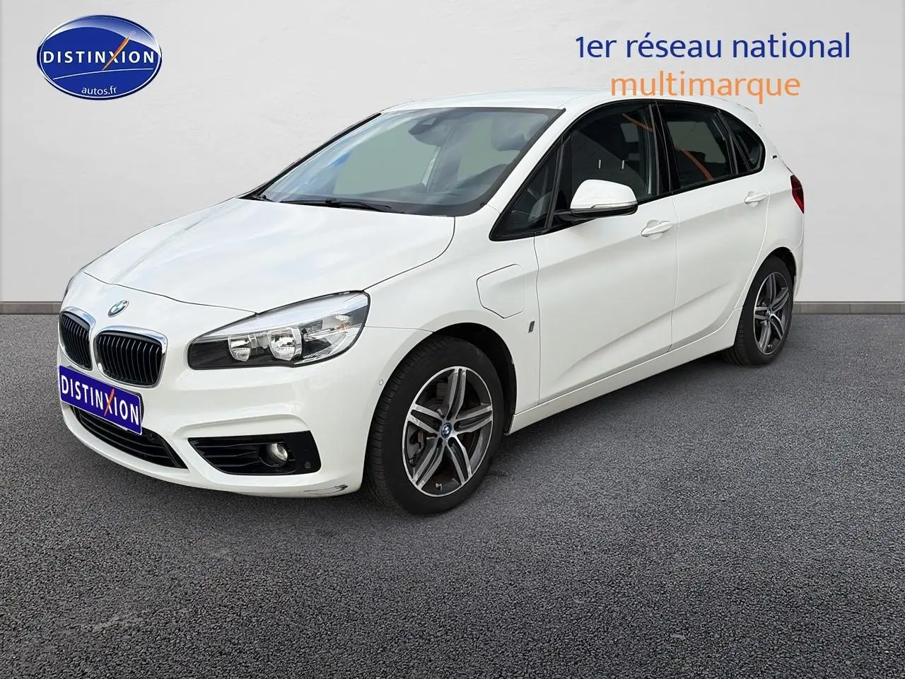 BMW Série 2 Active Tourer blanc vue 3/4 avant droit avec jantes alliage et calandre double haricot.