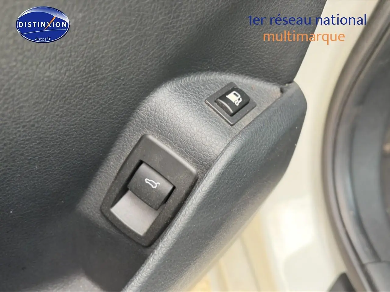 Gros plan sur les commandes d'ouverture du coffre et de la trappe à carburant sur la portière côté conducteur d'une BMW Série 2 Active Tourer gris argent.
