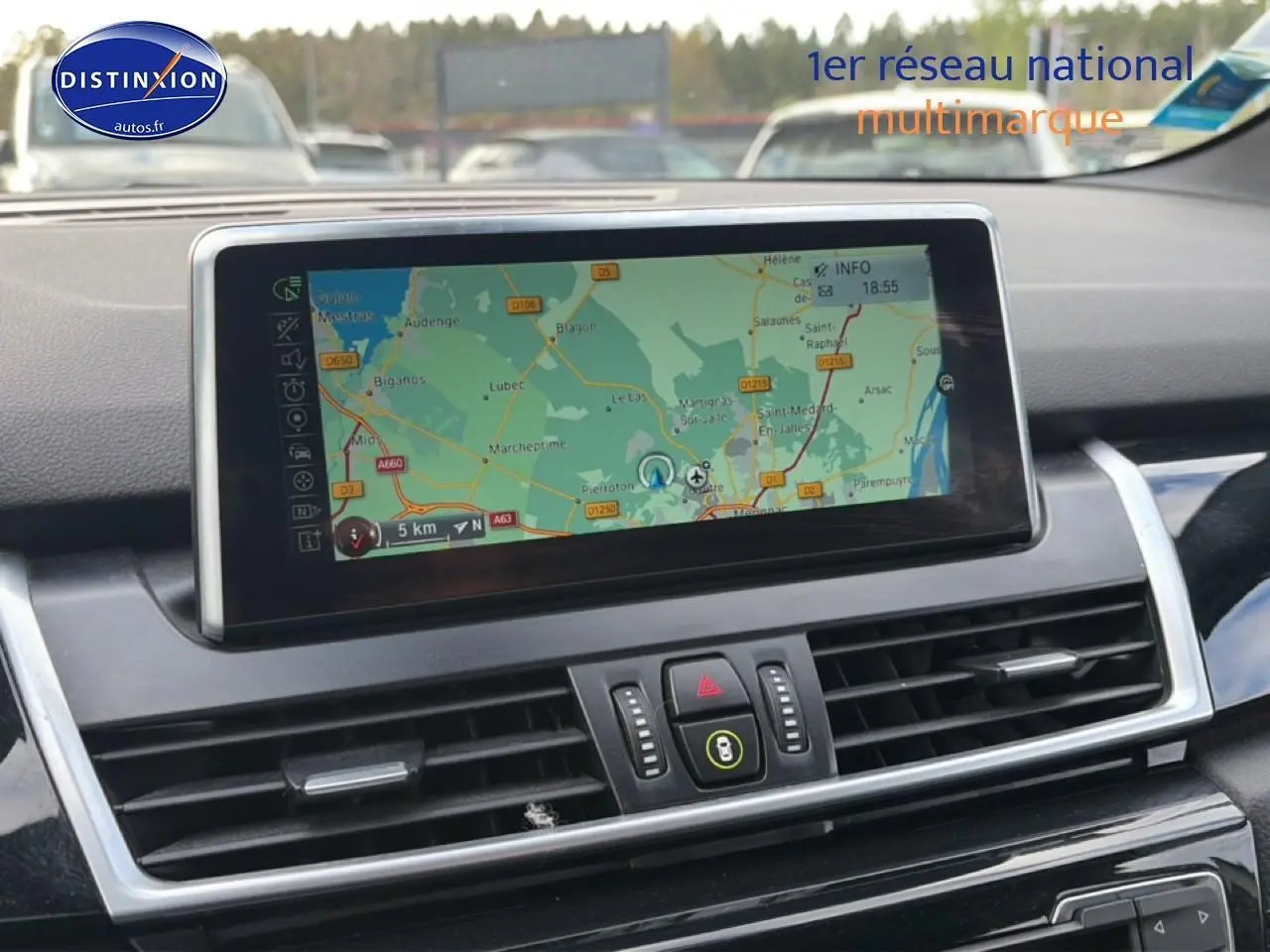 Vue rapprochée de l’écran GPS central du tableau de bord d’une BMW Série 2 Active Tourer gris argent de 2017.