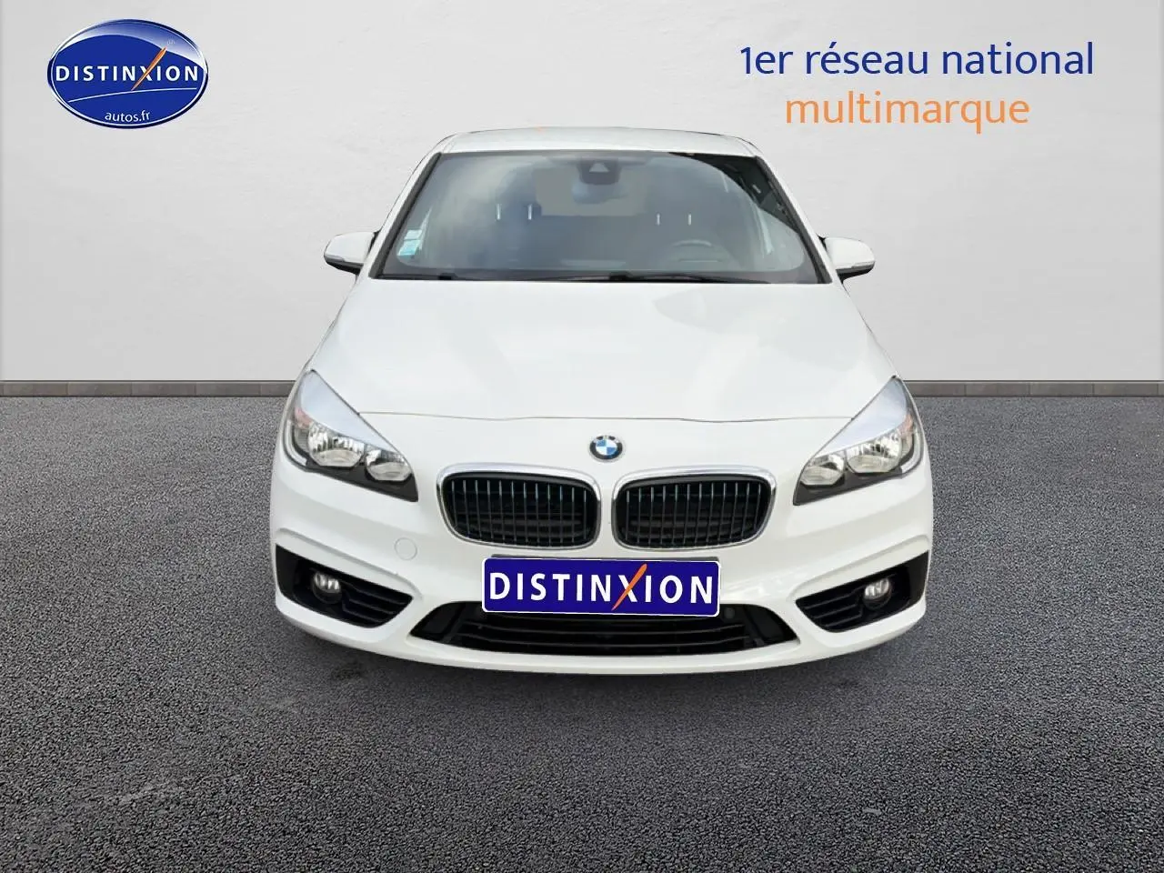 Vue avant d'une BMW Série 2 Active Tourer gris argent avec calandre double haricot et phares allumés.