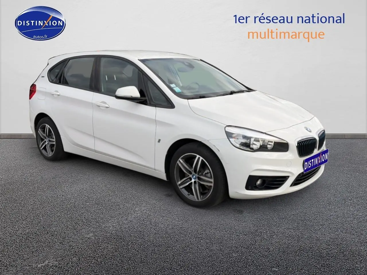BMW Série 2 Active Tourer gris argent en 3/4 avant droit, avec jantes alliage et calandre caractéristique BMW.
