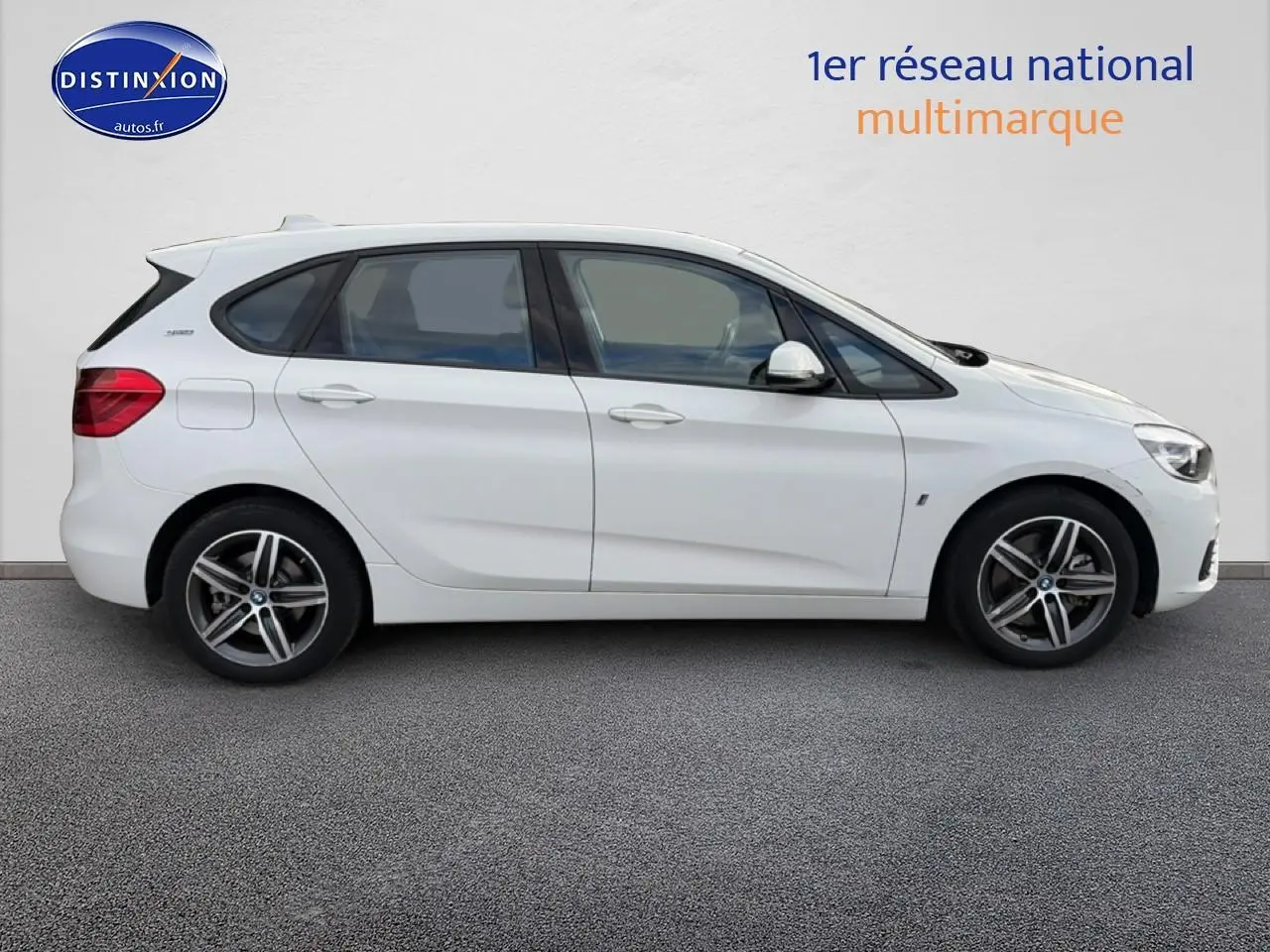 Profil côté gauche d'une BMW Série 2 Active Tourer gris argent avec jantes alliage et vitres teintées.
