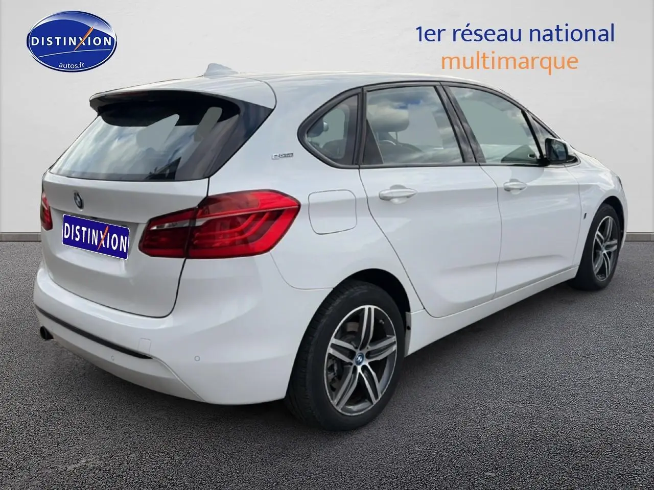 Vue 3/4 arrière droite d'une BMW Série 2 Active Tourer gris argent avec jantes alliage et feux arrière LED.