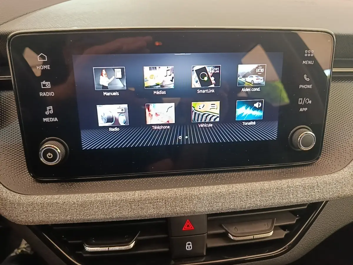 Écran tactile central du tableau de bord d’une Skoda Scala 2024, affichant le menu multimédia et connectivité.