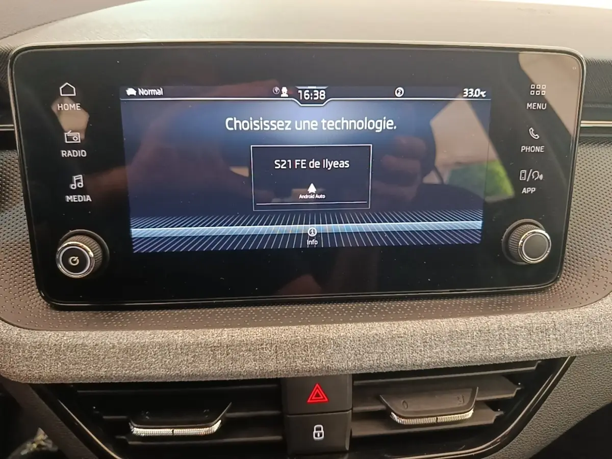 Écran tactile central du tableau de bord de la Skoda Scala 2024, affichant le menu de sélection Android Auto.