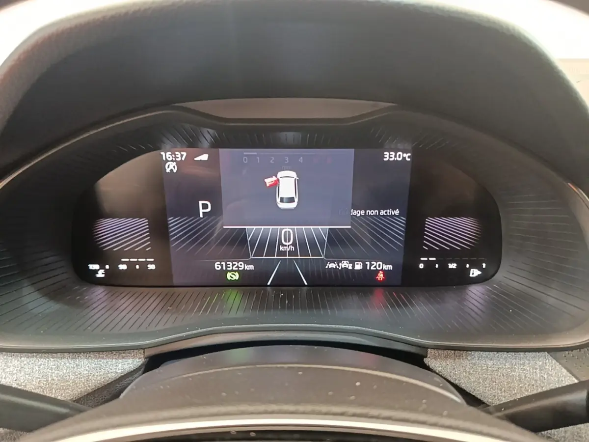 Tableau de bord numérique de Skoda Scala 2024, affichage central avec vitesse, température et alertes visibles.