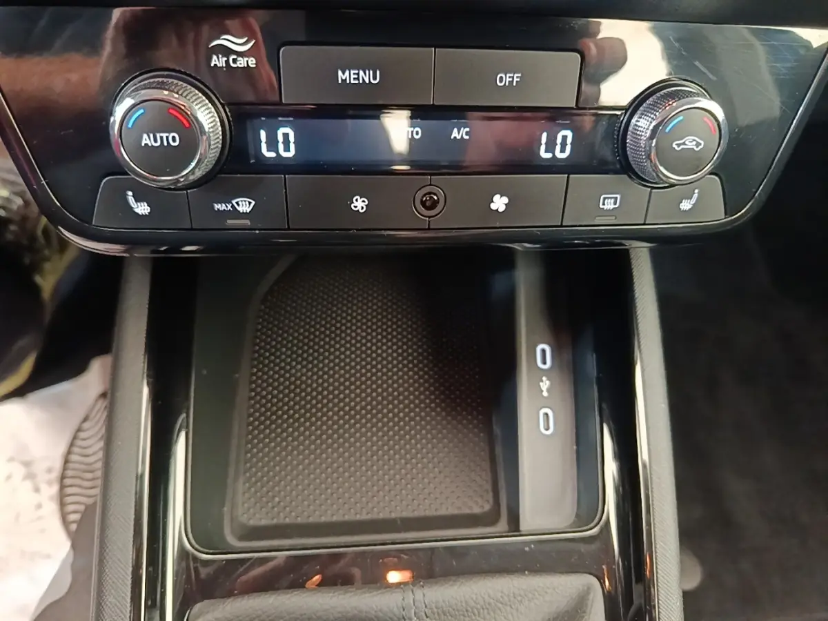 Vue rapprochée de la console centrale de la Skoda Scala 2024, avec commandes climatisation et ports USB visibles.