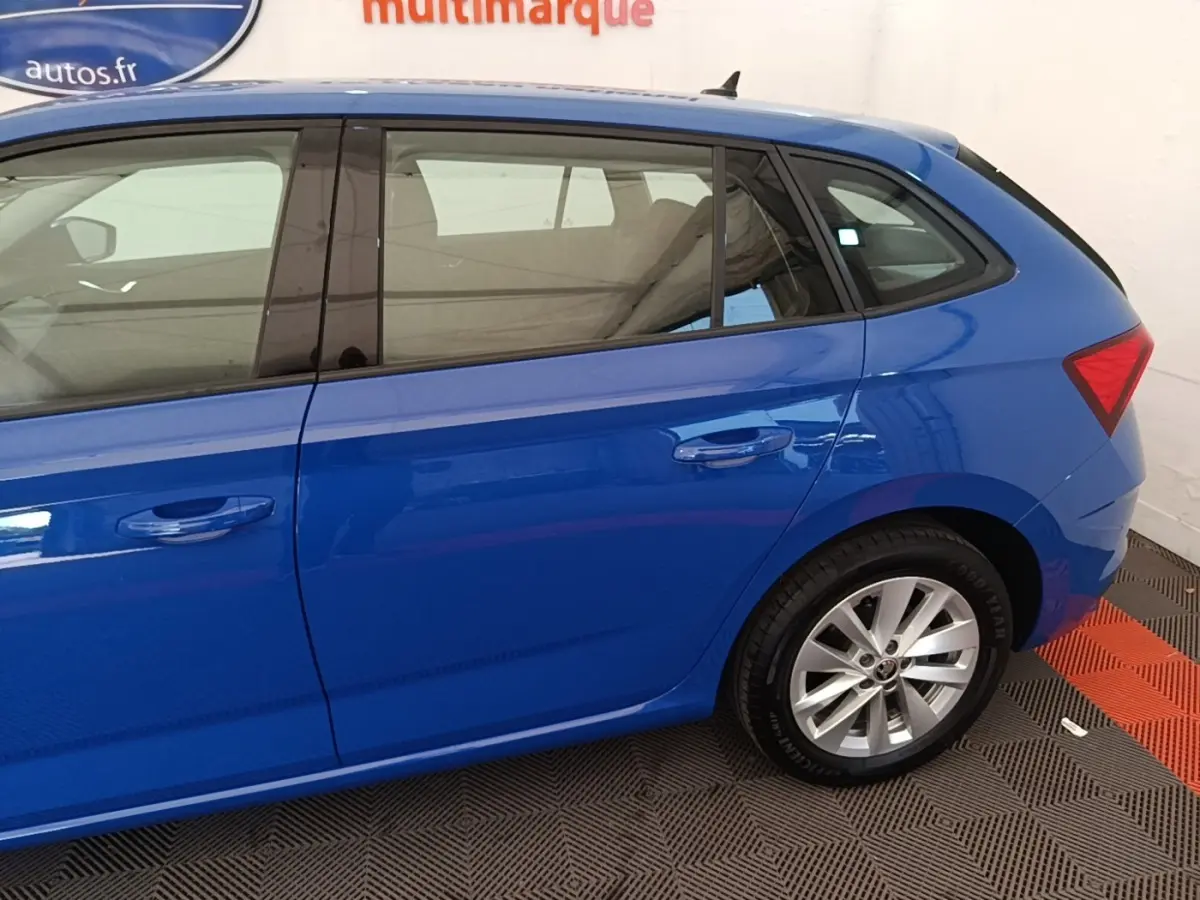 Vue côté droit arrière d'une SKODA SCALA bleu 2024 avec jantes alliage et vitres teintées.
