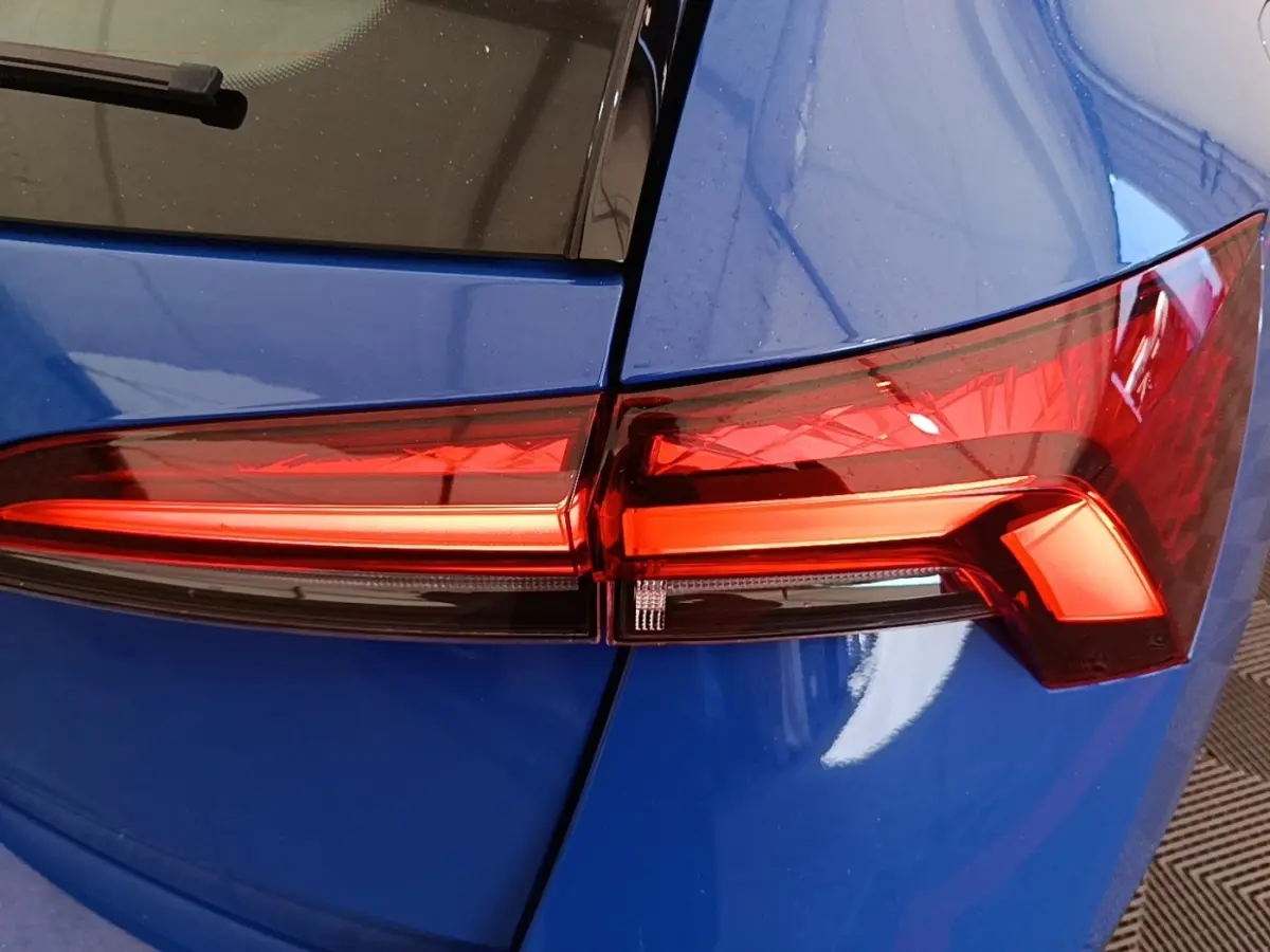 Gros plan sur le feu arrière droit rouge d'une Skoda Scala 2024 bleu, soulignant les lignes nettes de la carrosserie.