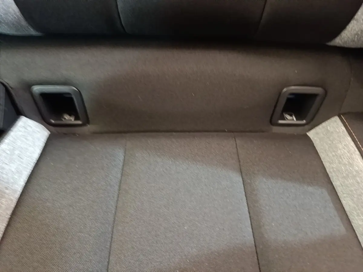 Détail de la banquette arrière grise avec fixation Isofix visible sur un Skoda Scala 2024 bleu.