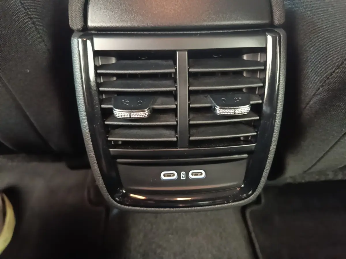 Détail des aérateurs arrière noirs avec commandes et deux ports USB-C dans une Skoda Scala 2024.