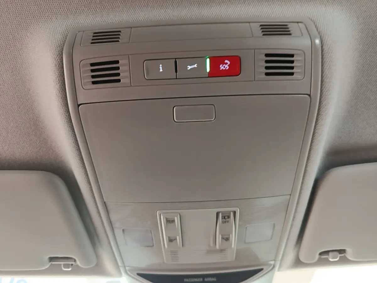 Plafonnier intérieur avec boutons SOS et éclairage, vue centrée vers le toit d'une Skoda Scala 2024 bleu.