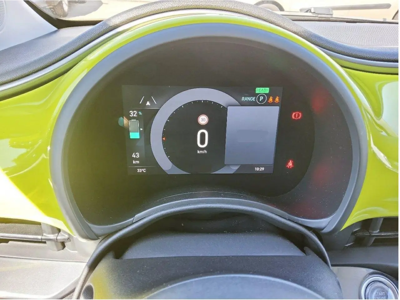 Vue rapprochée du tableau de bord numérique d’une Fiat 500 électrique 2024 avec contour jaune Acid et affichage digital.