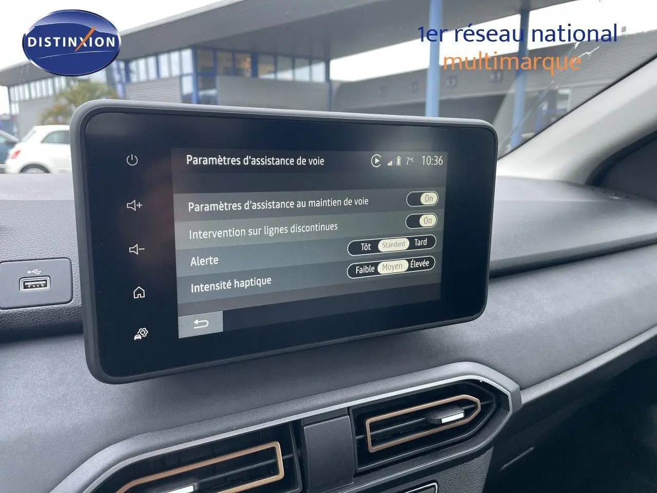 Écran tactile central affichant les paramètres d'assistance de voie dans l'habitacle gris du Dacia Sandero Stepway 2024.