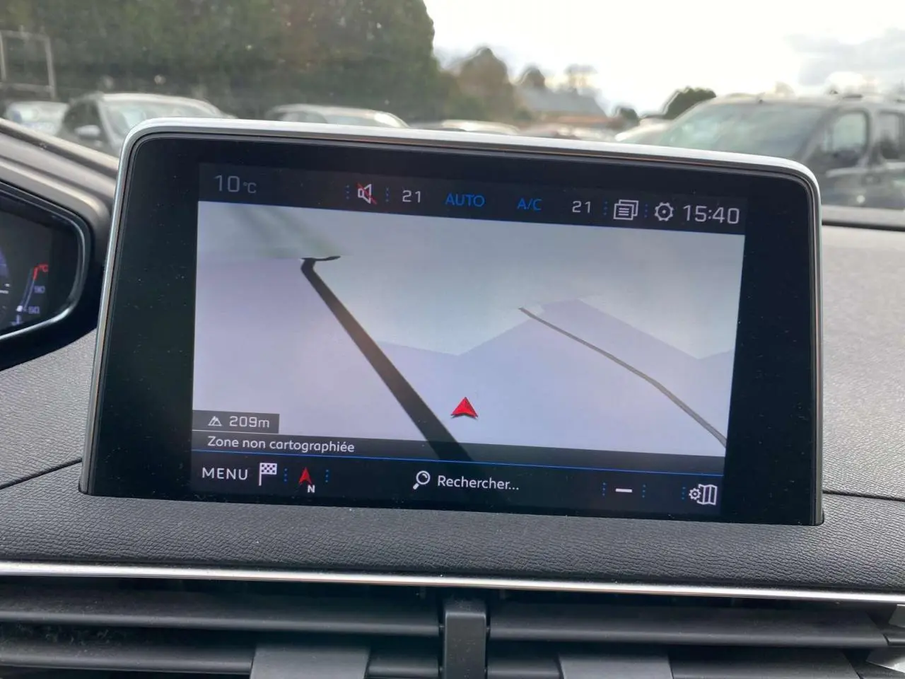 Écran tactile central du Peugeot 3008 noir de 2019 affichant la navigation dans une zone non cartographiée.