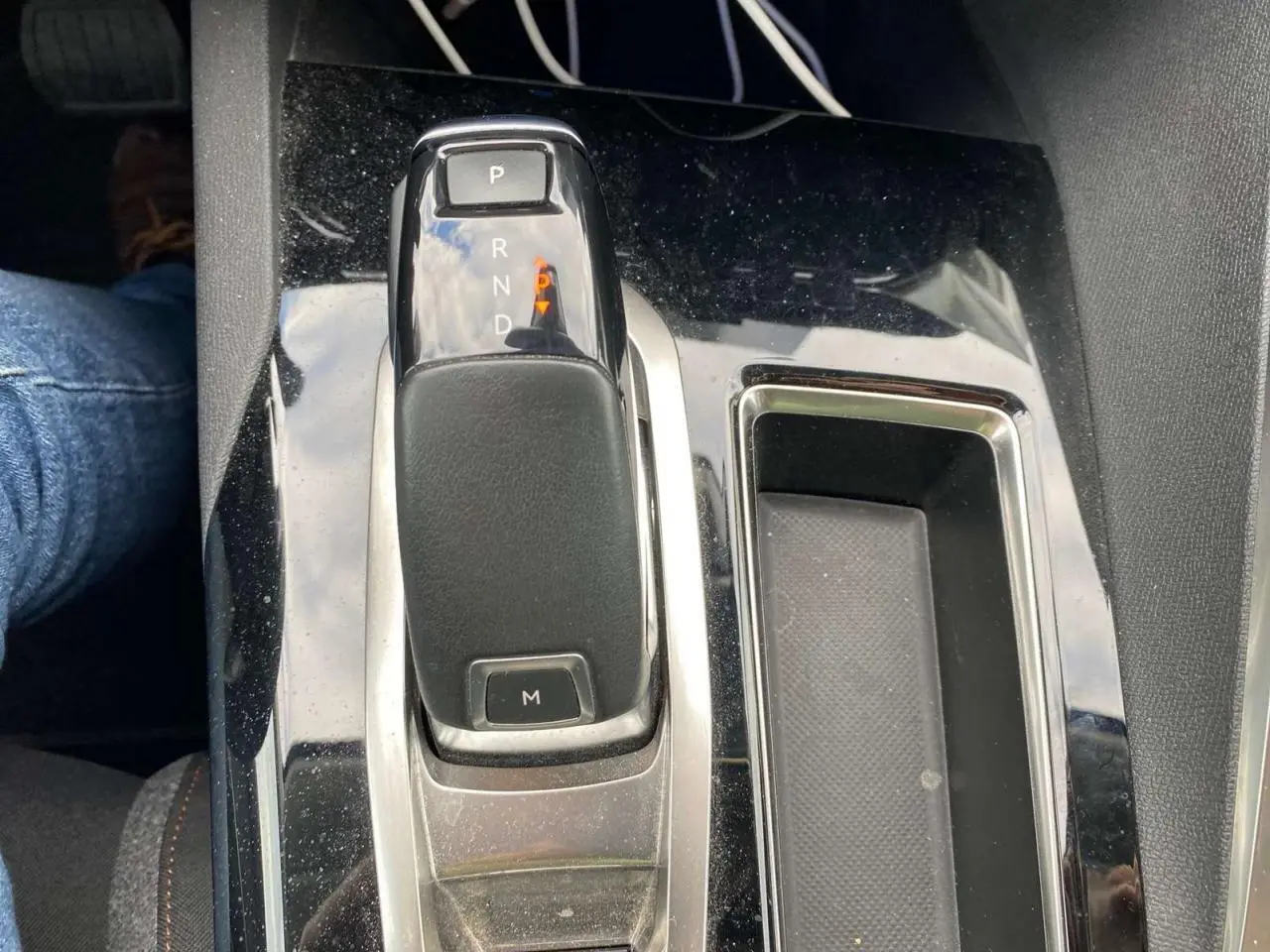 Le levier de vitesses automatique noir du Peugeot 3008 2019, version essence Active, vu en gros plan sur la console centrale.