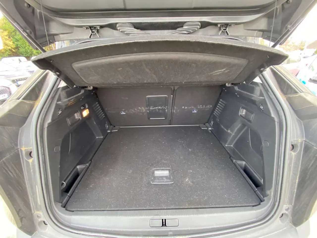 Coffre ouvert en vue arrière d'un Peugeot 3008 noir 2019, montrant un espace de chargement propre et spacieux.