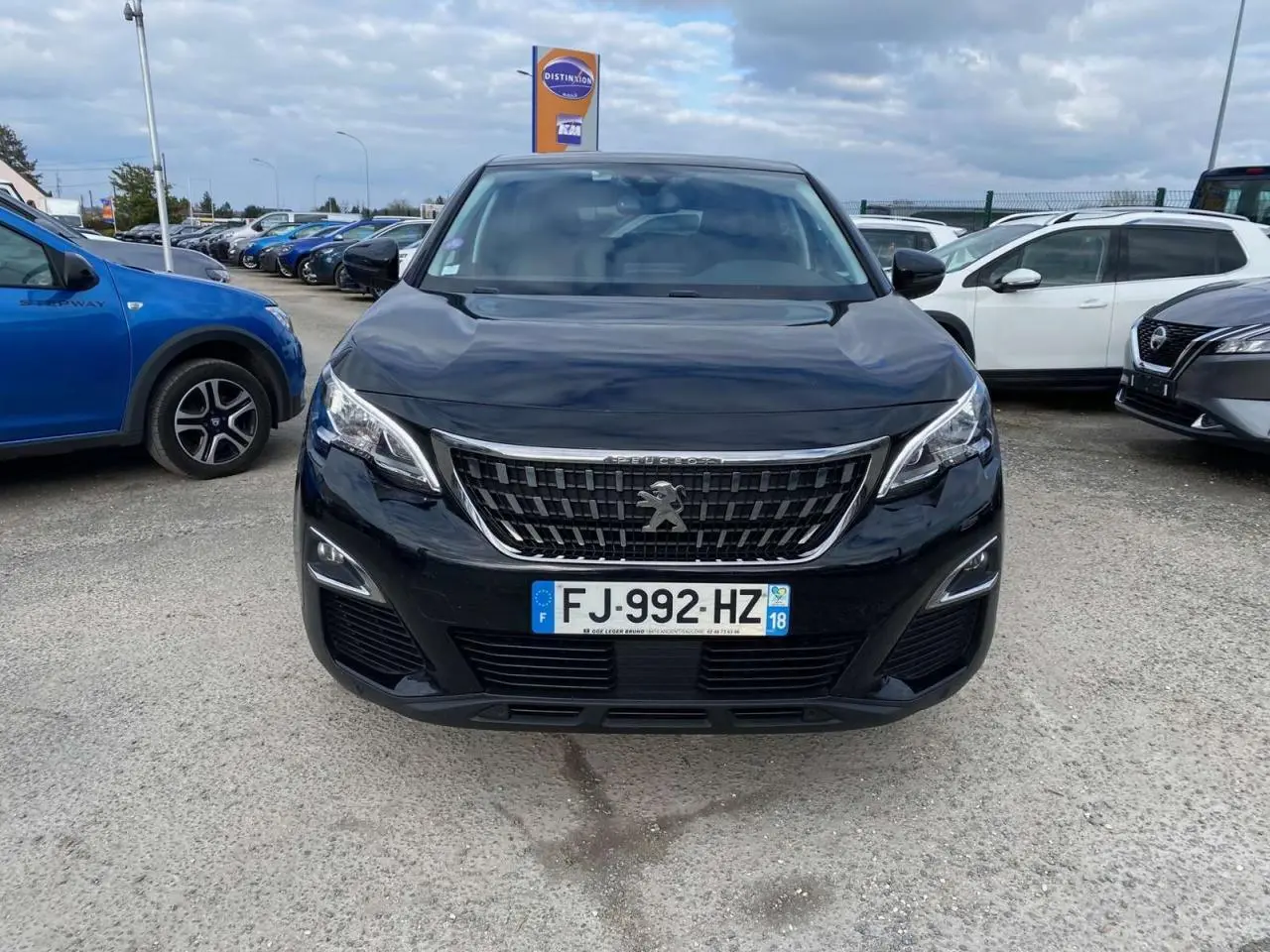 Peugeot 3008 noir vue de face, mettant en valeur la calandre distinctive et les phares LED en journée.