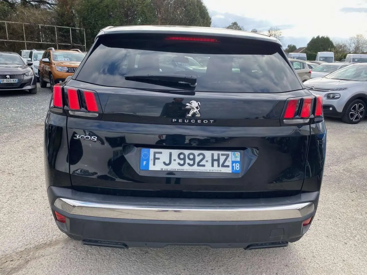 Vue arrière d'un Peugeot 3008 noir de 2019 avec feux arrière à trois griffes et plaque d'immatriculation française.
