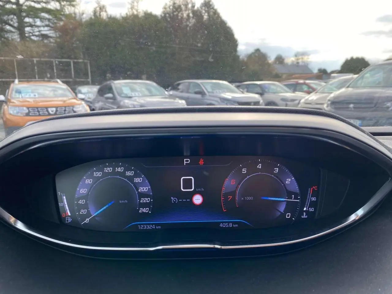 Tableau de bord numérique du Peugeot 3008 noir 2019 affichant vitesse, compte-tours et température moteur.