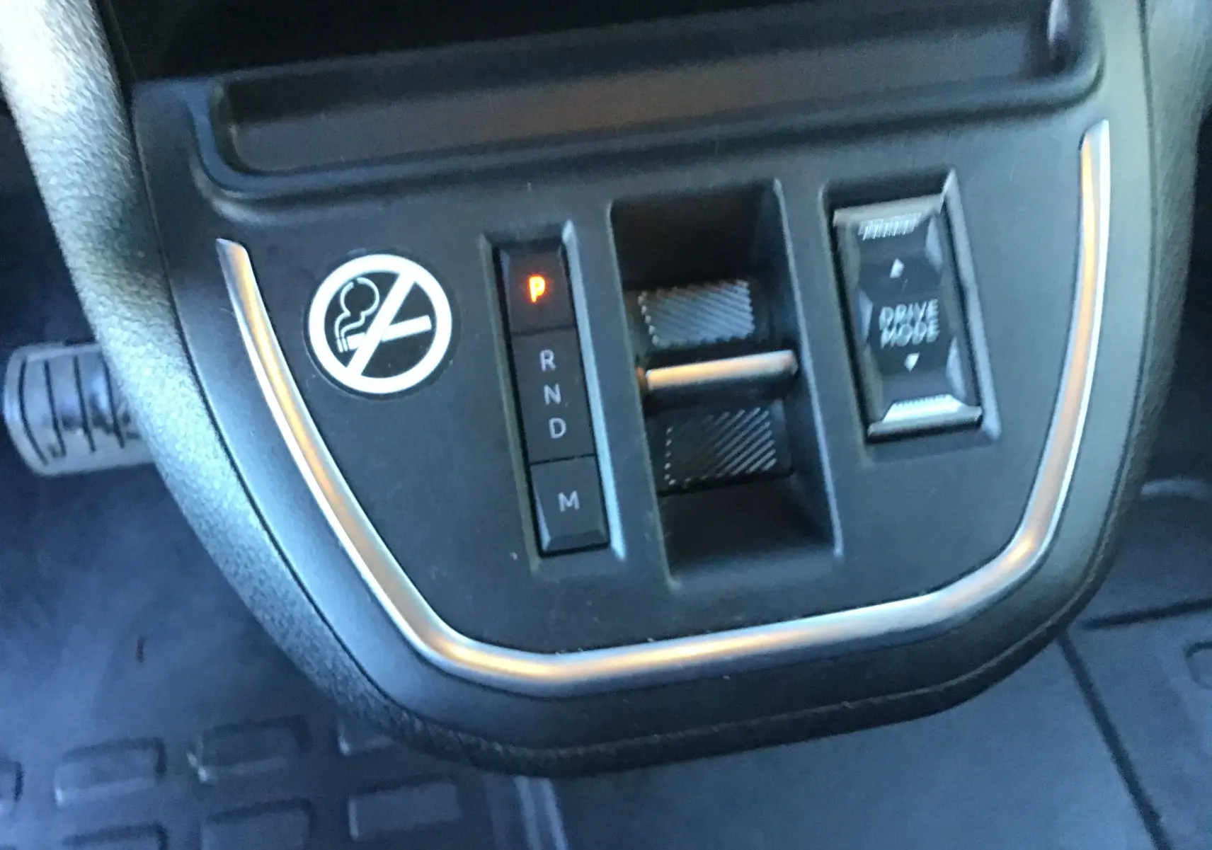 Gros plan sur la commande de boîte automatique et le sélecteur de mode de conduite du Fiat Scudo Fourgon blanc 2024.