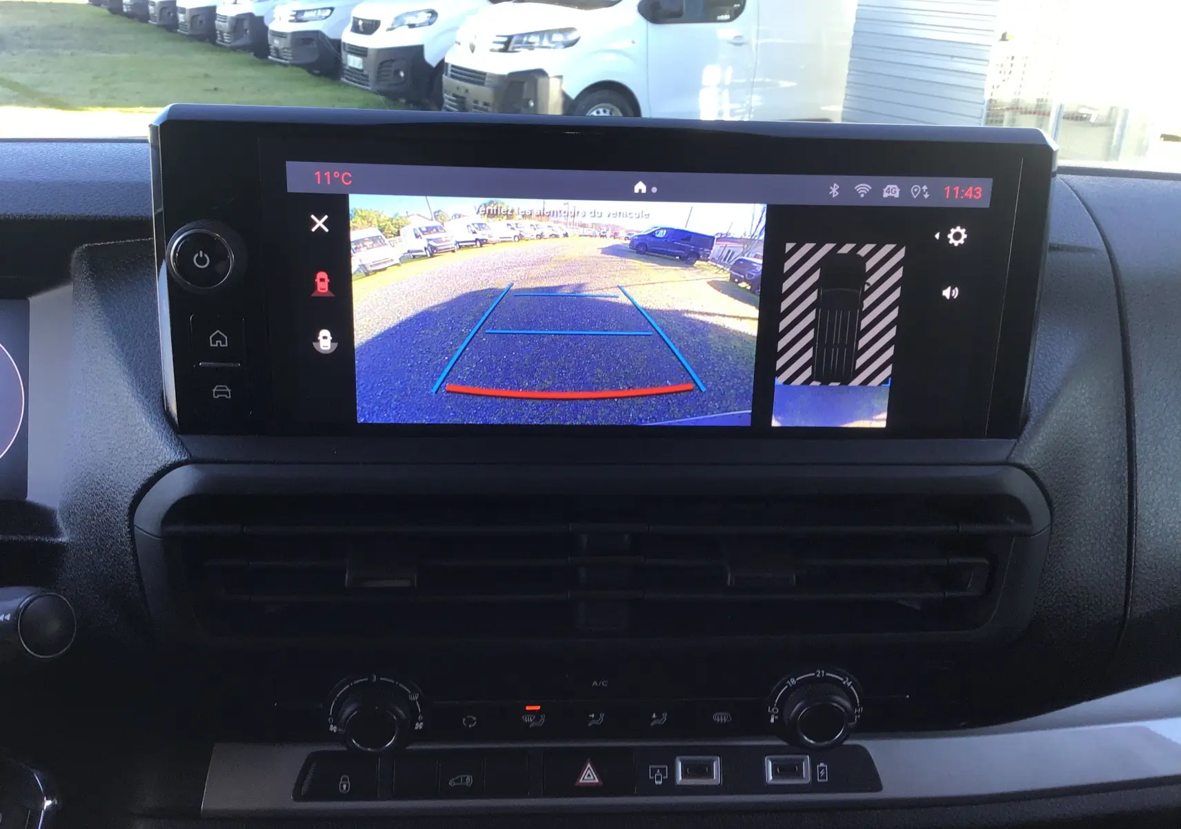 Écran tactile intérieur du Fiat Scudo Fourgon blanc 2024 montrant la caméra de recul avec vue arrière et capteurs.